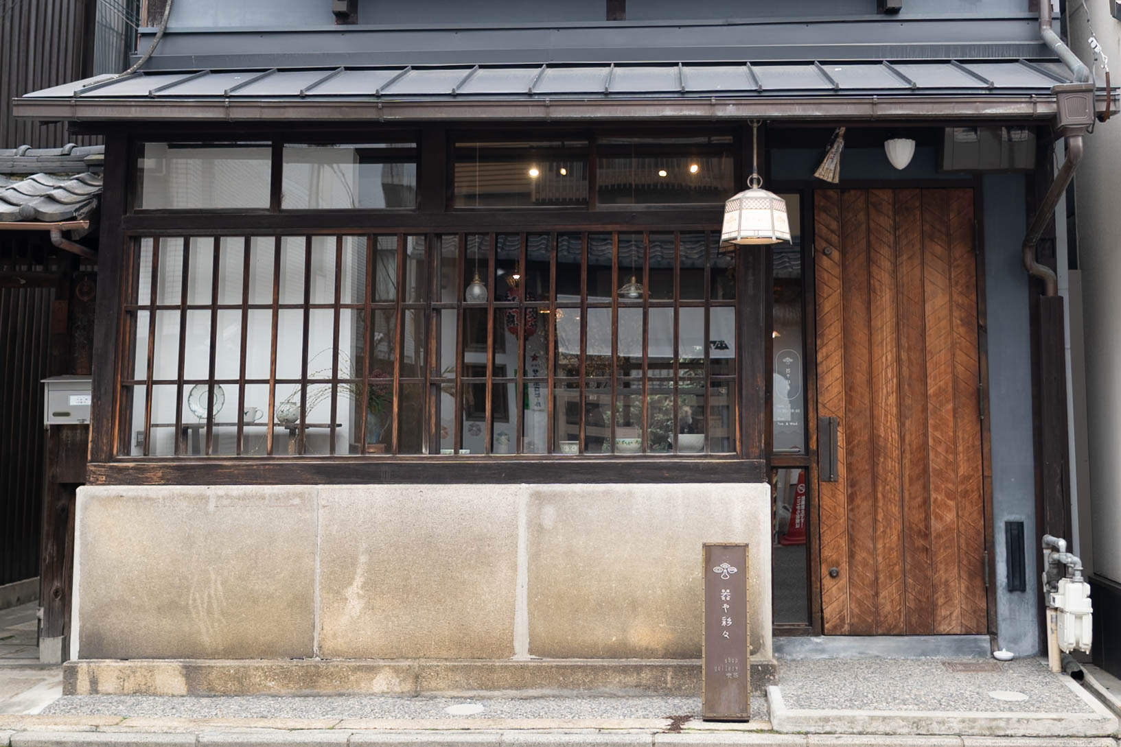 旅の記憶をそっと灯す、器との出会いー京都「器や彩々」で体験する静かな豊かさ 