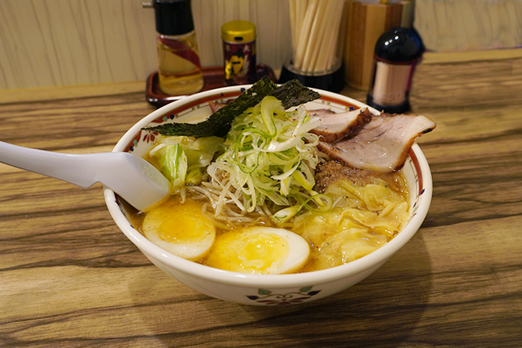 ラーメンメニューは「味噌らーめん」と「特製味噌らーめん（写真）」の2種類のみ。  “特製”には、平飼いで育った有精卵の煮卵と、その日のおまかせがトッピングされる