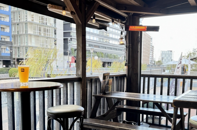 気持ちいい川沿いのテラス席でいただくクラフトビールは最高
