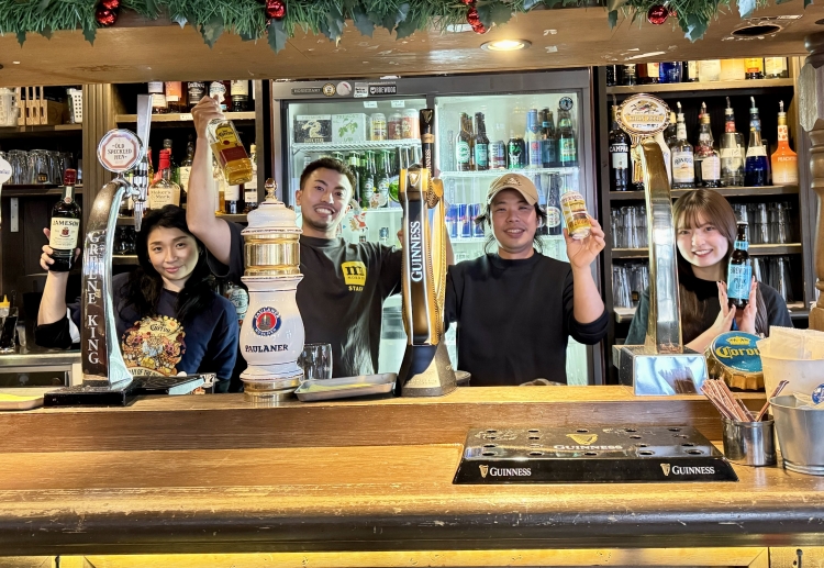店長の兼安紀幸（かねやすのりゆき）さん ＜右から2番目＞ とスタッフの皆さん