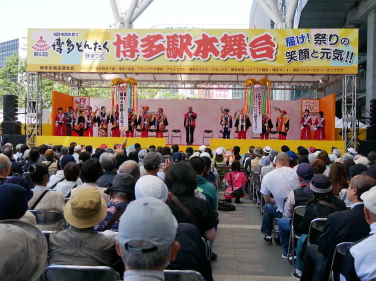 市内各地に設置されるどんたく演舞台会場