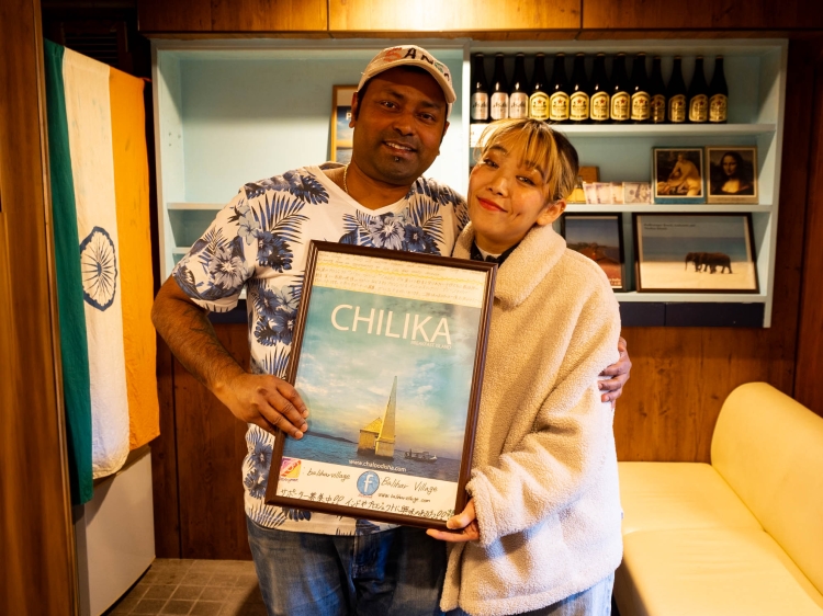 オーナーのサンちゃんと一緒にお店を切り盛りする妻のリオさん 
