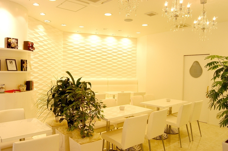 開業当初から変わらぬ白を基調とした落ち着いた雰囲気の店内