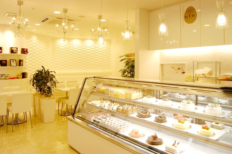 開店当初のショーケース。ケーキのラインナップを刷新しつつ、今もたくさんのケーキが並ぶ。