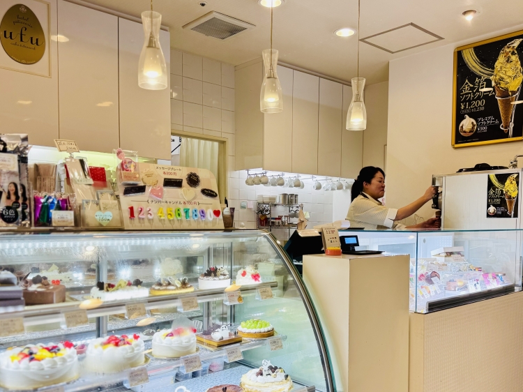 作業をされている現在の店長 江口令子(えぐちりょうこ)さん