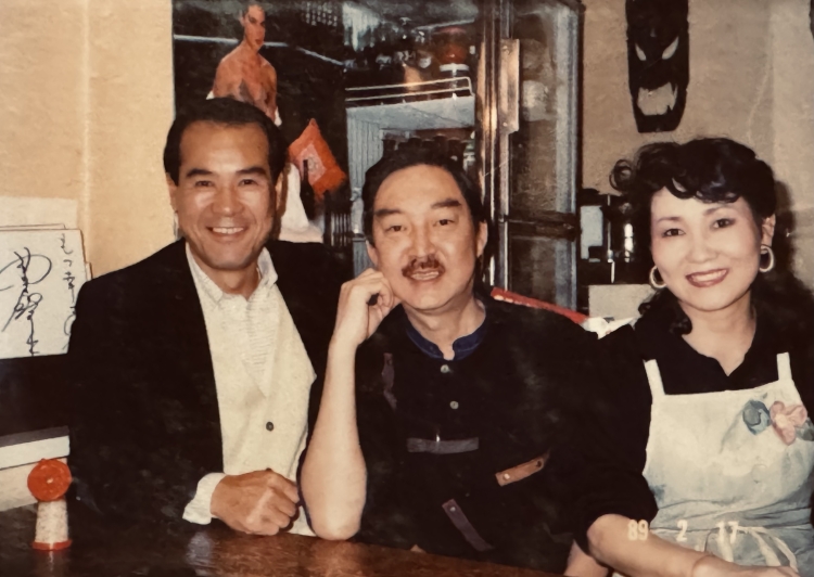 中央:松尾さんの父親で創業者の與一郎(よいちろう)さん 右:母親の芳(かおる)さん