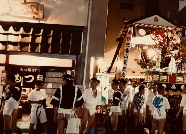 博多祇園山笠の仲間がもつ幸に集う様子