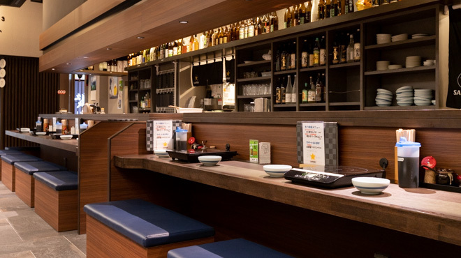 1階はカウンター席、テーブル席