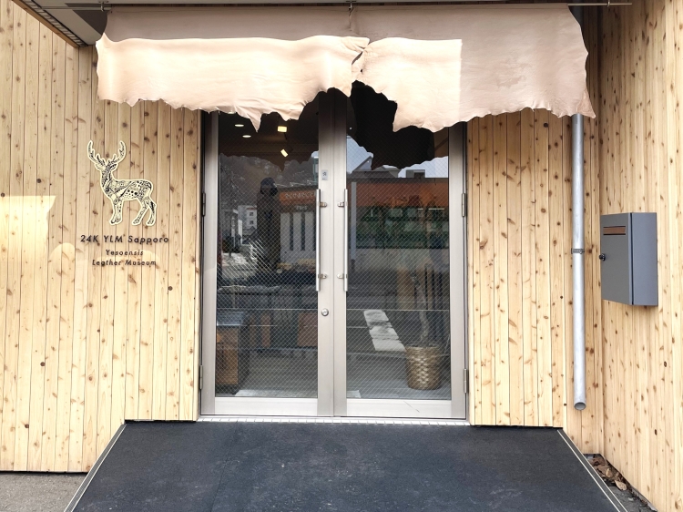 エゾシカ革で作られたのれんがかけられている「24K YLM Sapporo」