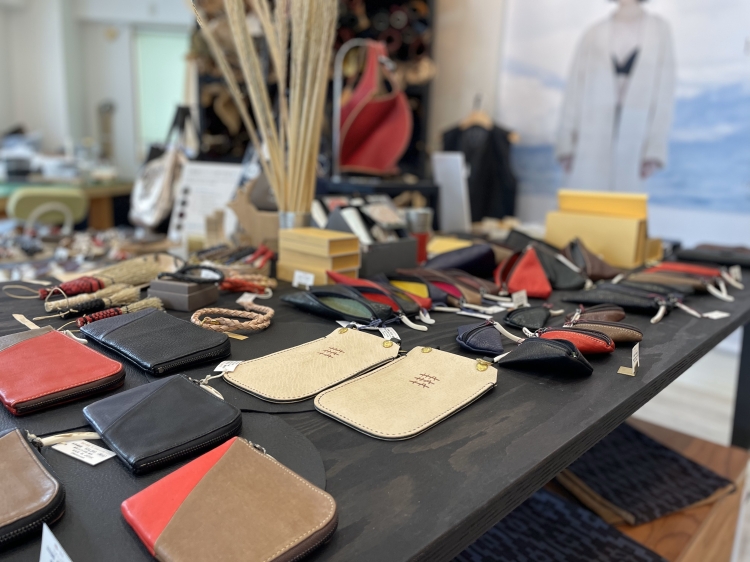 エゾシカ革で作られた革製品が並ぶ 
