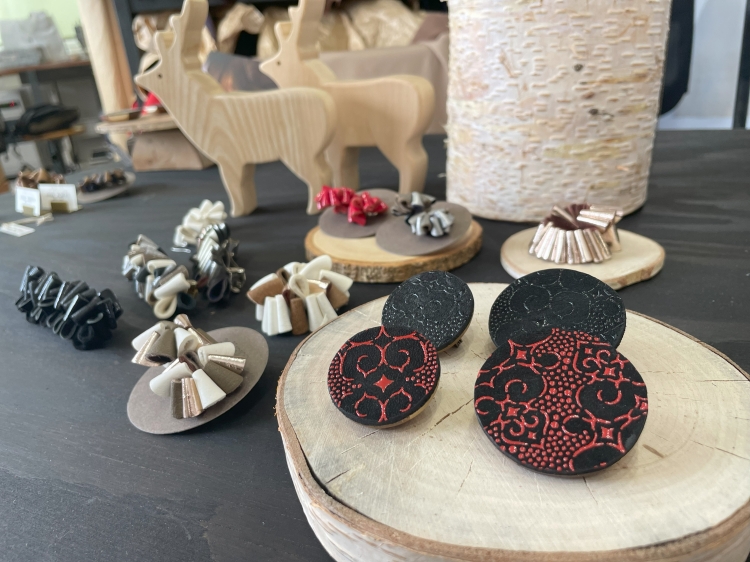 伝統工芸技術「印伝（いんでん）」を用いて作られたアイヌ模様のブローチ「木鹿（KIROKU）」