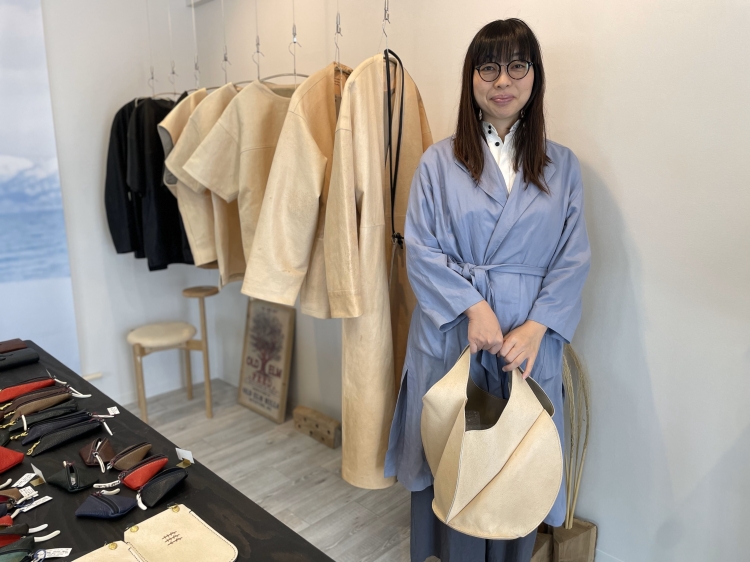 店主の高瀬さん。カバンなどのデザインは、自然からインスピレーションを受けているそう 
