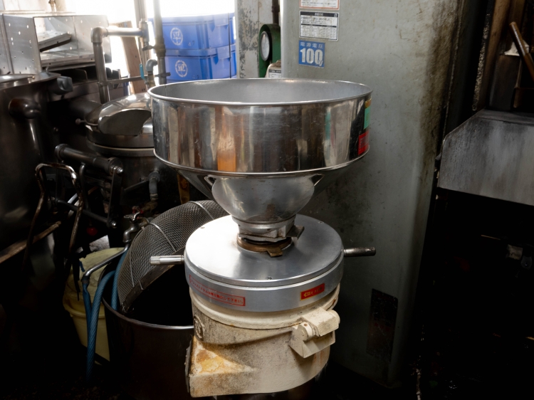 大豆をすりつぶす粉砕機