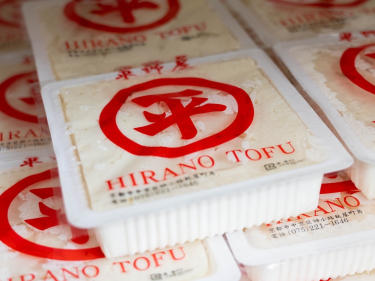 店先にも掲げられている赤い「平」の文字が印象的な「平野とうふ」のロゴ 
