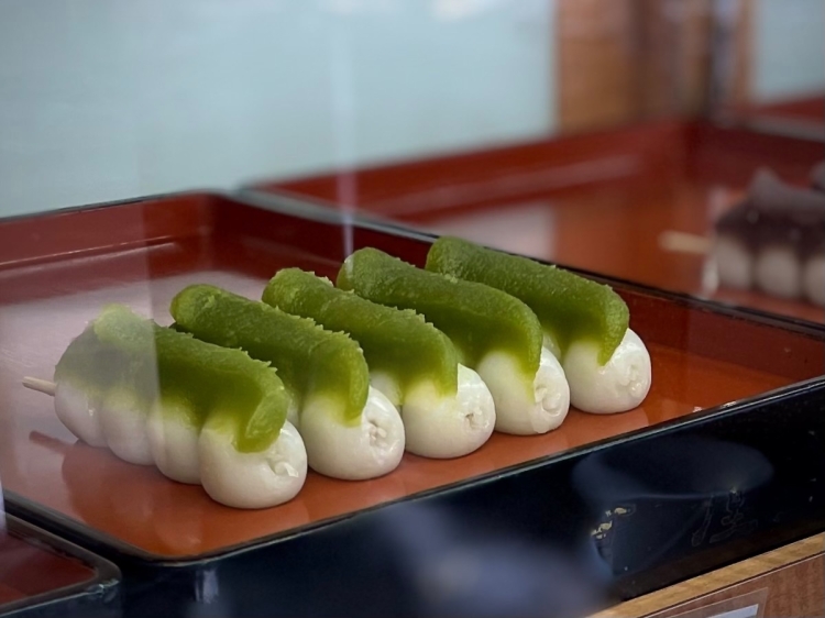 刀のように乗せられた餡が美しい「花園だんご 抹茶」 