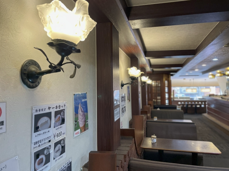 電球色のランプが優しく照らす喫茶室