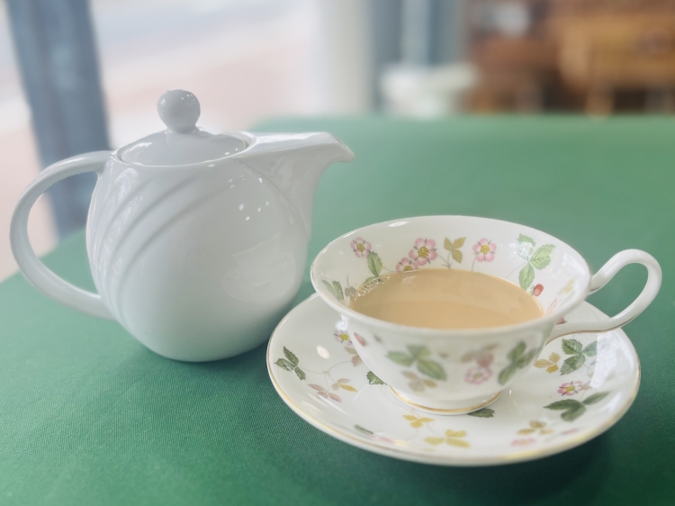 メイプルがほんのり香るオリジナルブレンド「比叡（ひえ）の森」のミルクティー