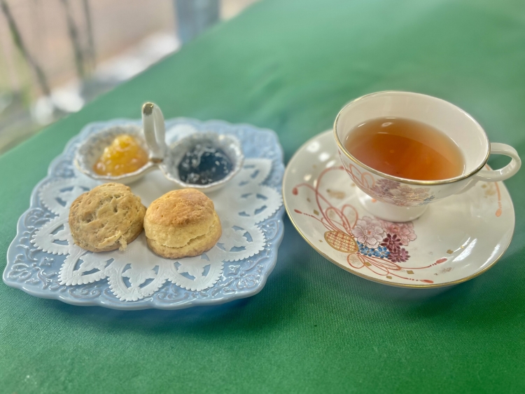 左：「スコーン」　右：オリジナルブレンド「風のささやき」のストレートティー