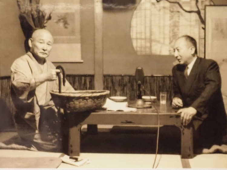 お店に飾られる12代目店主、治兵衛さん(左側)の写真