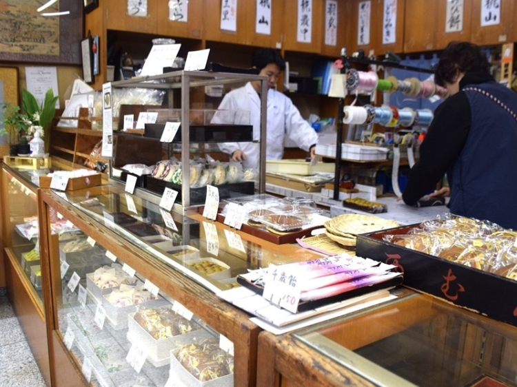 20種類ほどの和菓子が並ぶ「西むら」の店内。人情の街らしく、常連客との会話が弾むこともしばしば
