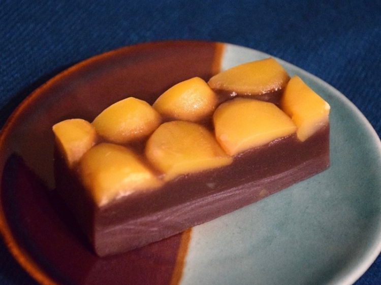 なめらかな舌触りの「栗むし羊かん」。あっさりとした甘さで男性にも人気