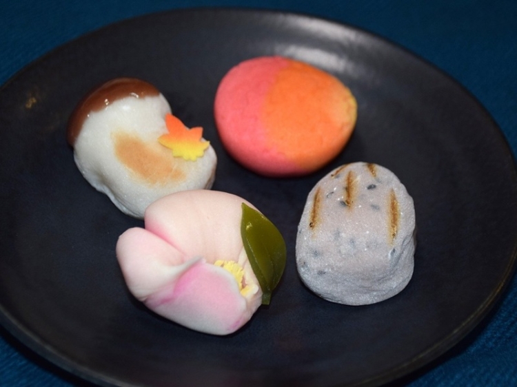 松茸や山茶花の上生菓子。視覚でも四季の移ろいを感じられるのが和菓子の醍醐味