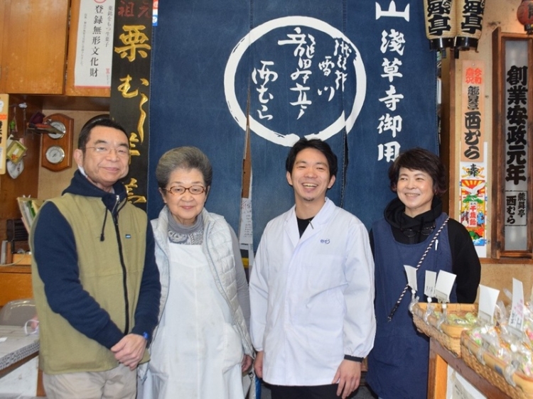 左から先代の淳さん（父）、和佳仍さん（祖母）、6代目の勘太さん、彰子さん（母）