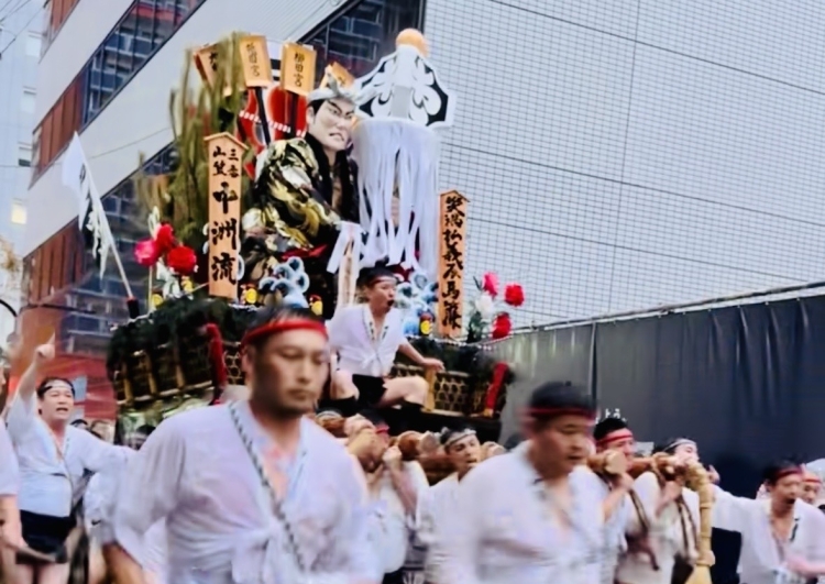 迫力ある追い山笠の光景