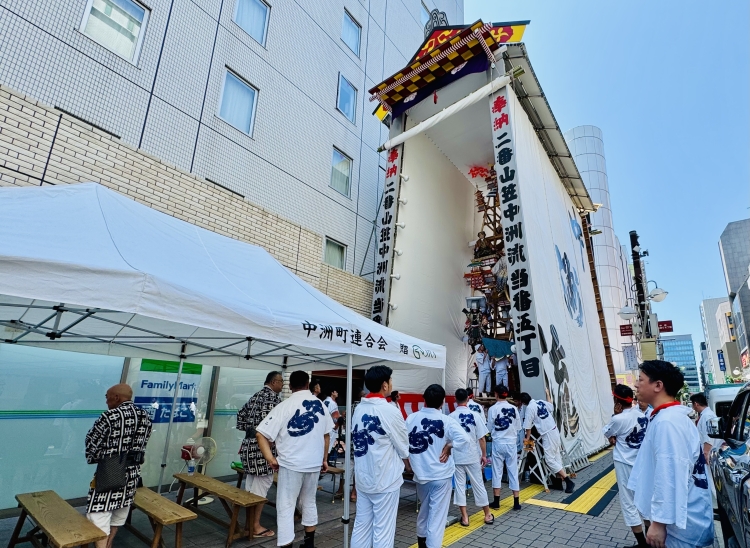 ホテルリソルトリニティ博多の建物横では奉納された飾り山笠を見ることができる