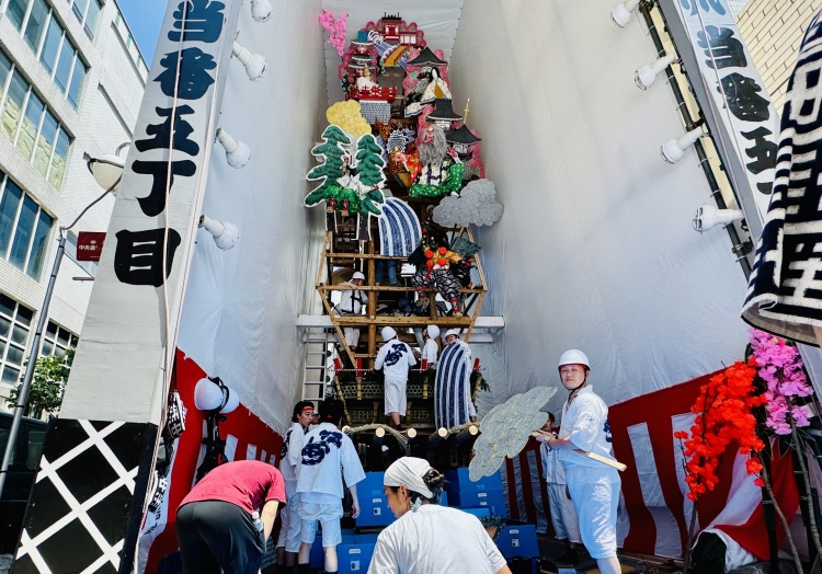 博多を代表する人形師溝口堂央(みぞぐちとうよう)さん、中村弘峰(なかむらひろみね)さんの指示のもと 飾り山の両面が次第に出来上がっていく