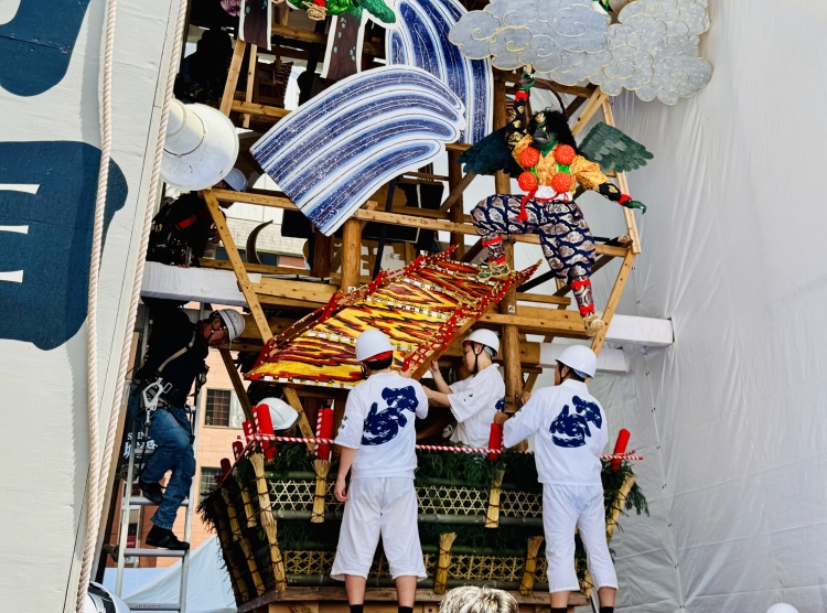 手作業で一つずつ飾りを設置する作業は3日間にも及ぶ