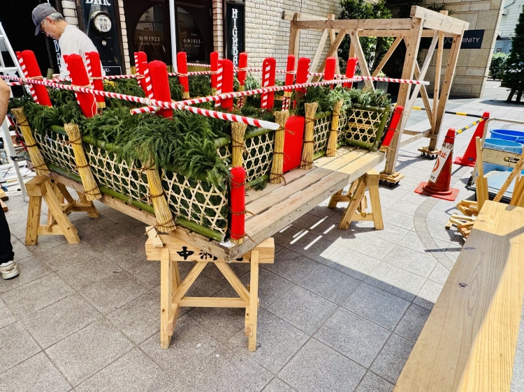 舁き山笠も同時に作り上げていく