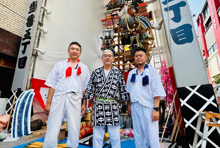 左:取締の山口剛史(やまぐちつよし)さん 中央:総務の今村悦郎(いまむらえつろう)さん 右:庶務の村石俊彦(むらいしとしひこ)さん