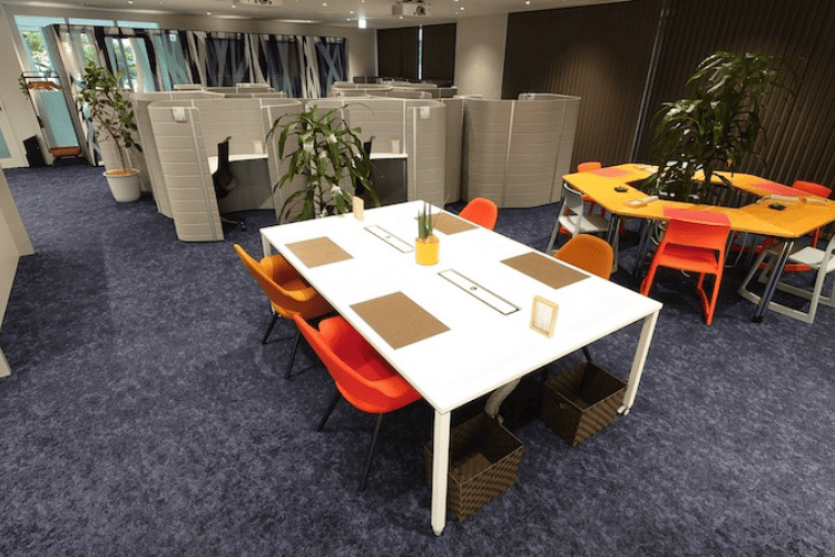 施設内は、その日の仕事内容に合わせて選べる席がたくさん