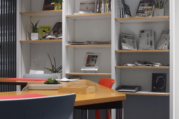 オープンスペースにある「コミュニケーション棚」