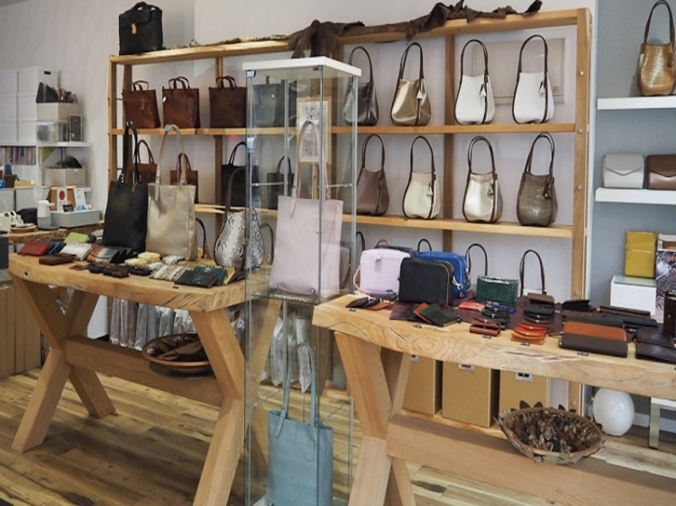 店内にはカバンや財布などが並ぶ 