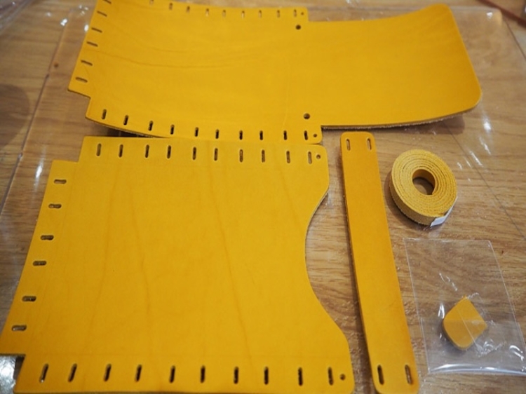  スマホショルダーの素材（イエロー）。5〜6種類の色からお気に入りを選ぶことができる 