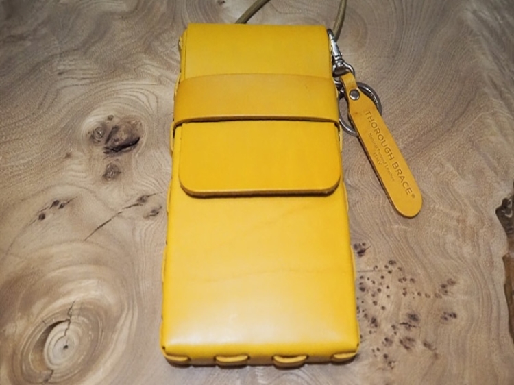  スマホショルダー。60分ほどでアイテムを制作できる   