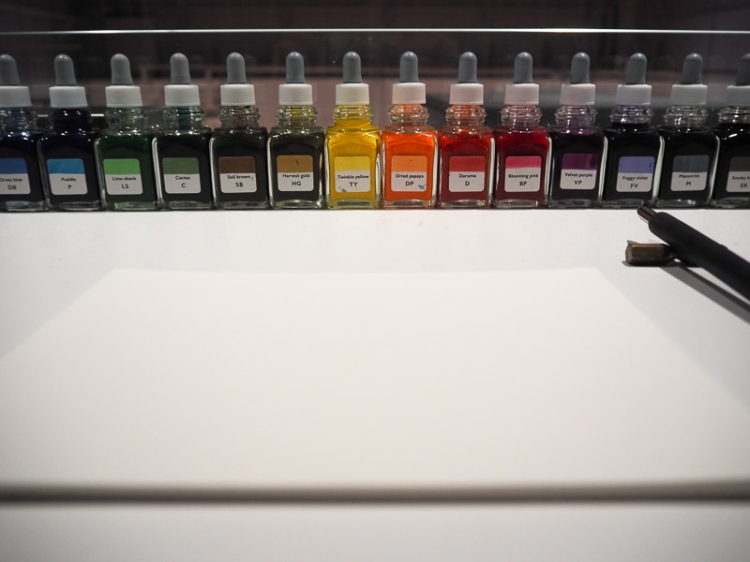 カウンターに並ぶ、14種類の「カキモリインク」 