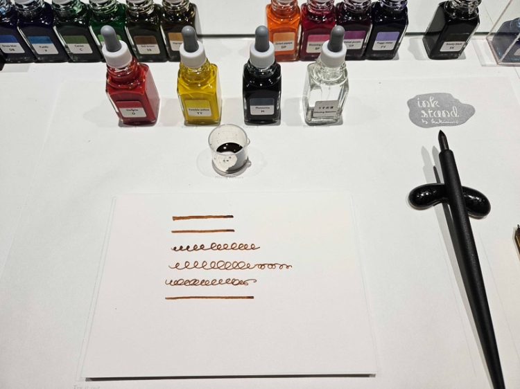 数種類の色を混ぜ合わせながら、オリジナルインクを作りあげていく 