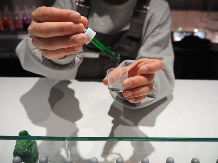 スポイトで量を調整しながら、オリジナルのインクを制作する様子 