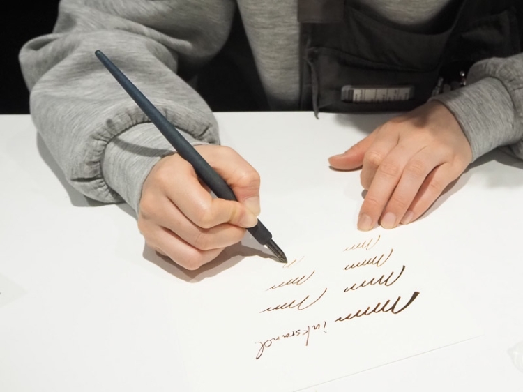 試し書きをして色の出方を確認する