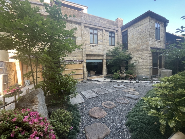 京都をイメージした中庭で結ばれた、町家や石造りの洋館