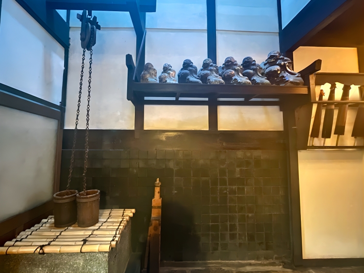 七福神の1人である「布袋尊（ほていそん）」が祀られている町家の台所
