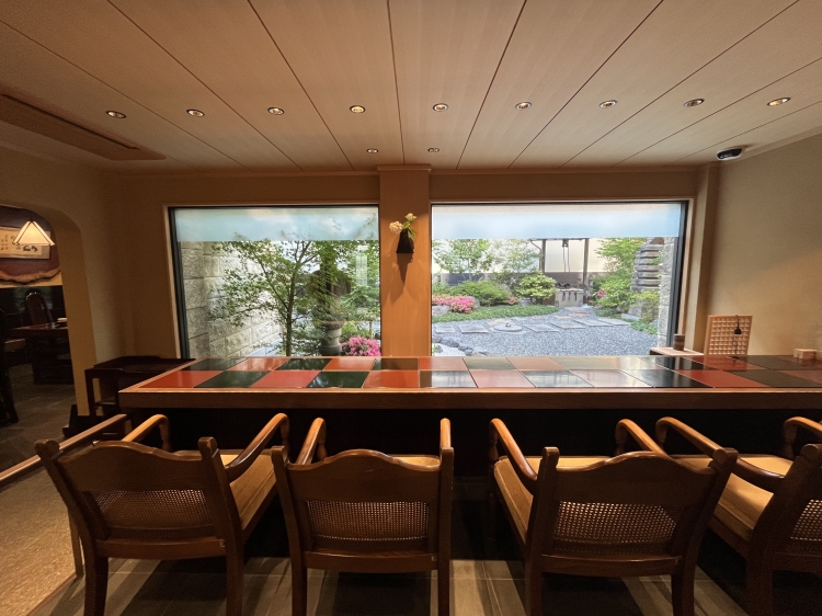 庭を眺めながら食事ができる茶房カウンター席の様子