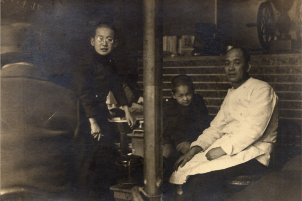 2人の息子と「平岡珈琲店」店内で過ごす忠次郎さん