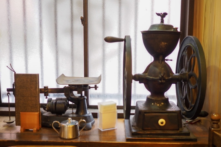 初代が使用していた天秤はかりと手動ミル　