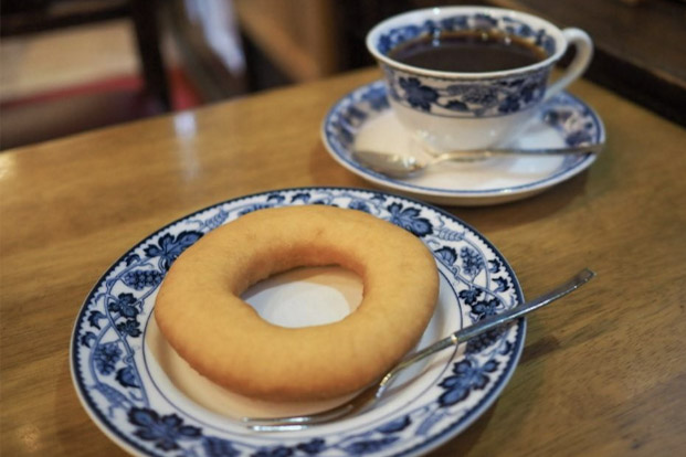 定番メニューの「百年珈琲」と「自家製ドーナツ」 