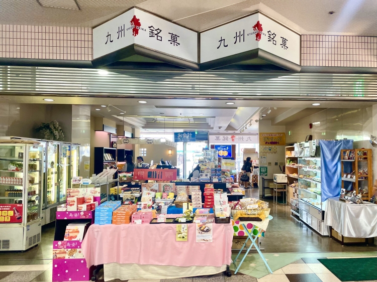 お店の入り口にはお勧めしたい商品が優先的に並べられている
