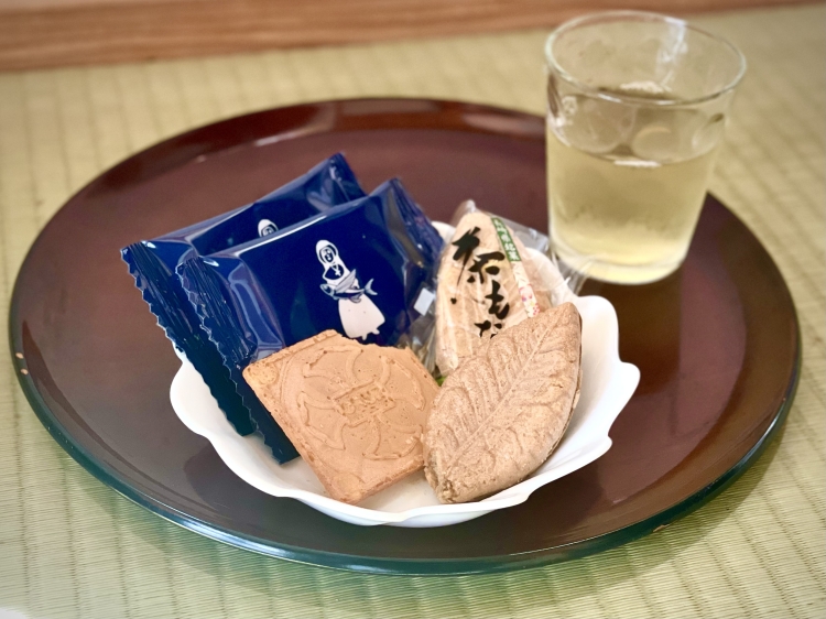 「あごだしクルス」(写真左)と佐世保市世知原町のお茶を使用した皇室献上『茶もなか』(写真右)